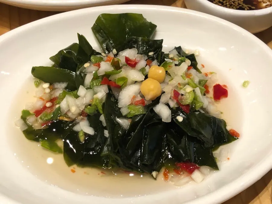파김치와 김치 등 반찬 구성