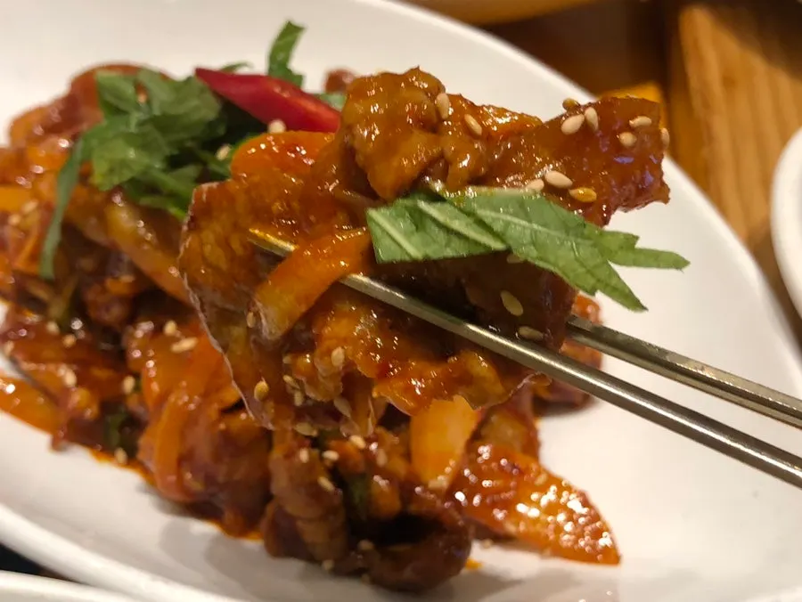 깻잎채 고명을 올린 불맛직화 제육볶음