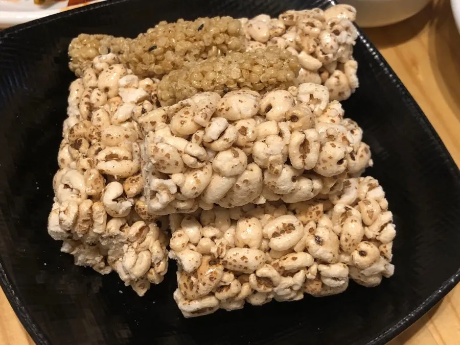 커피와 음료가 놓인 후식 공간