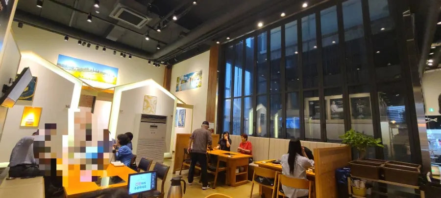 Polished interior entrance atmosphere at Geumdeungeo Deulanguil Main Branch