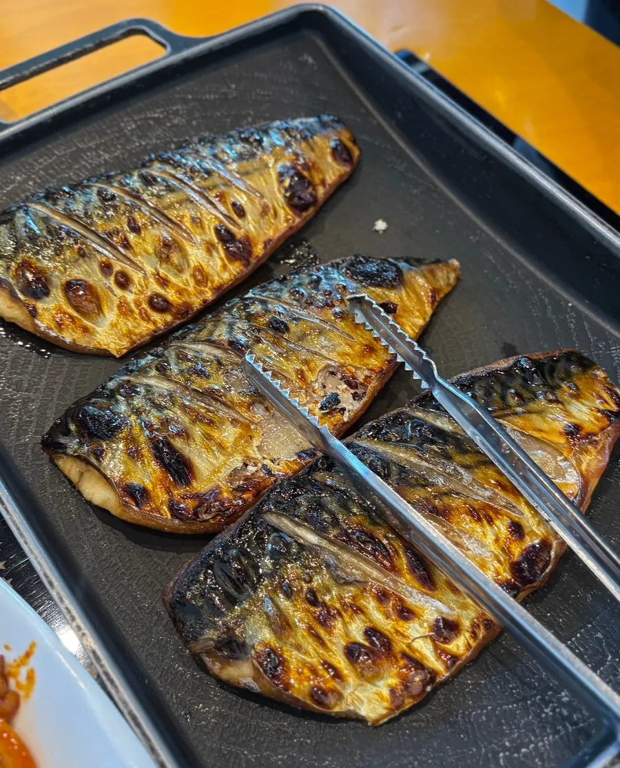 Fire-grilled spicy pork topped with perilla leaf