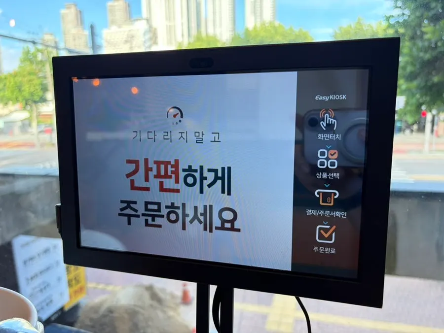 금등어 매장에서 판매하는 수제반찬 진열
