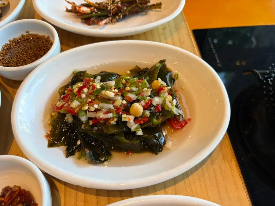 인원수만큼 나온 고슬고슬한 밥과 반찬