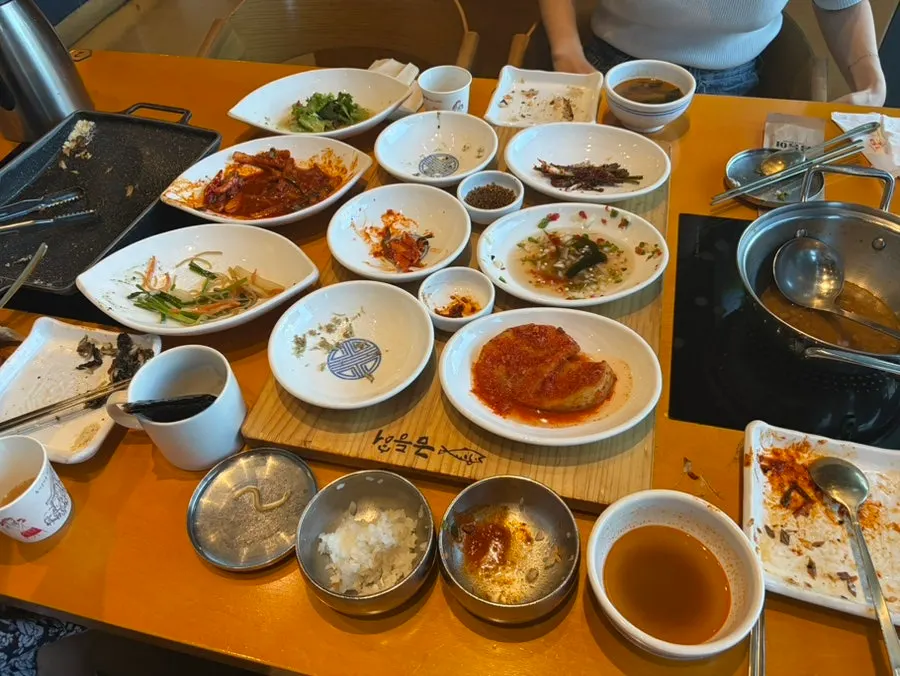 셀프바에서 리필한 기장미역과 잡채, 연근샐러드