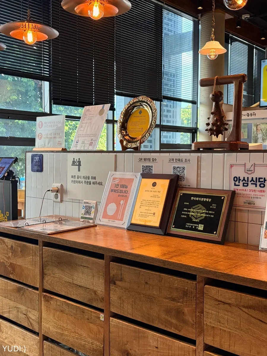 2층 입구 후식 코너 음료 기계