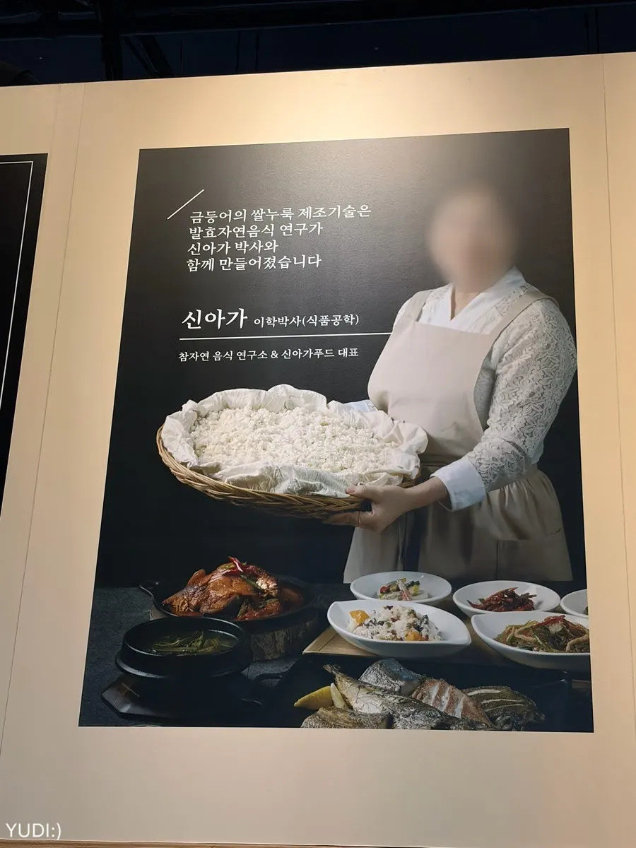 층고 높은 넓은 홀 테이블