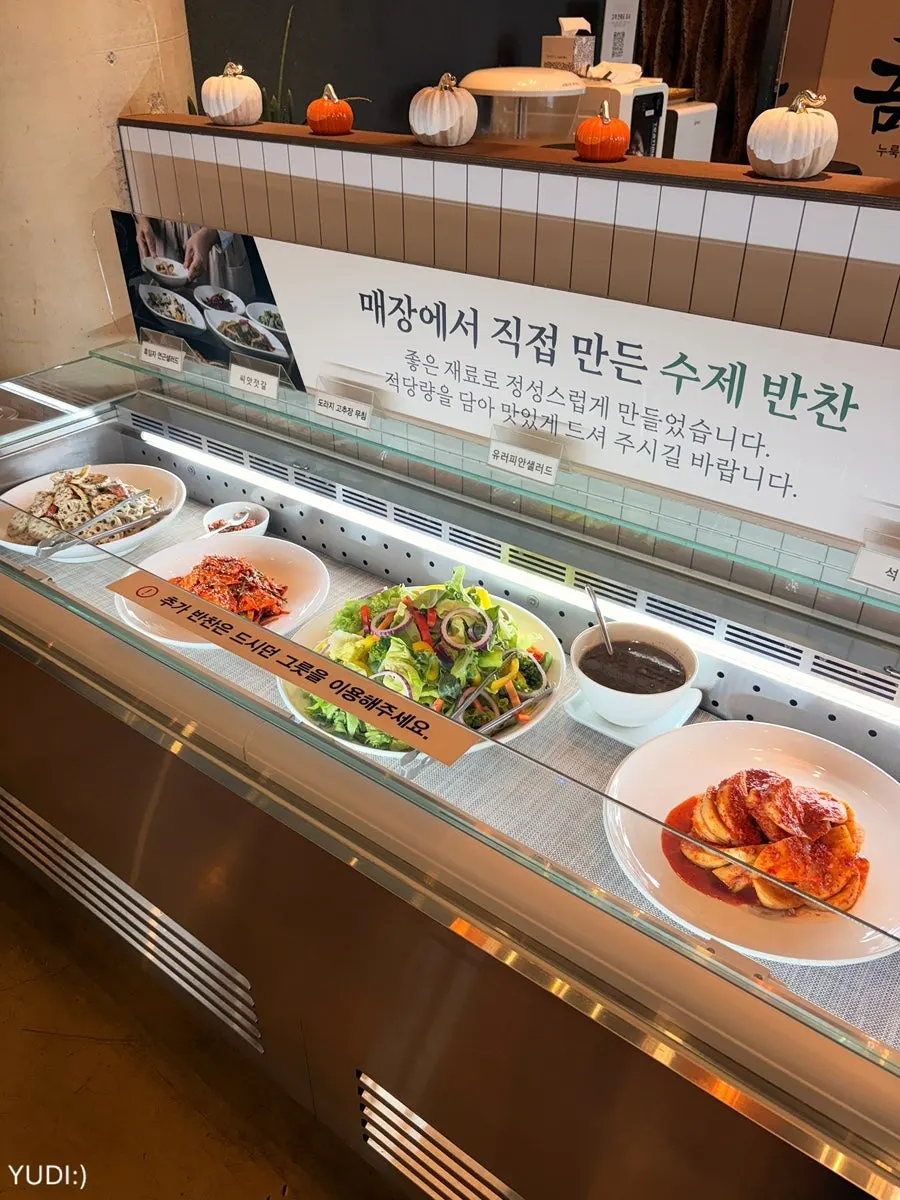 아기의자가 준비된 테이블