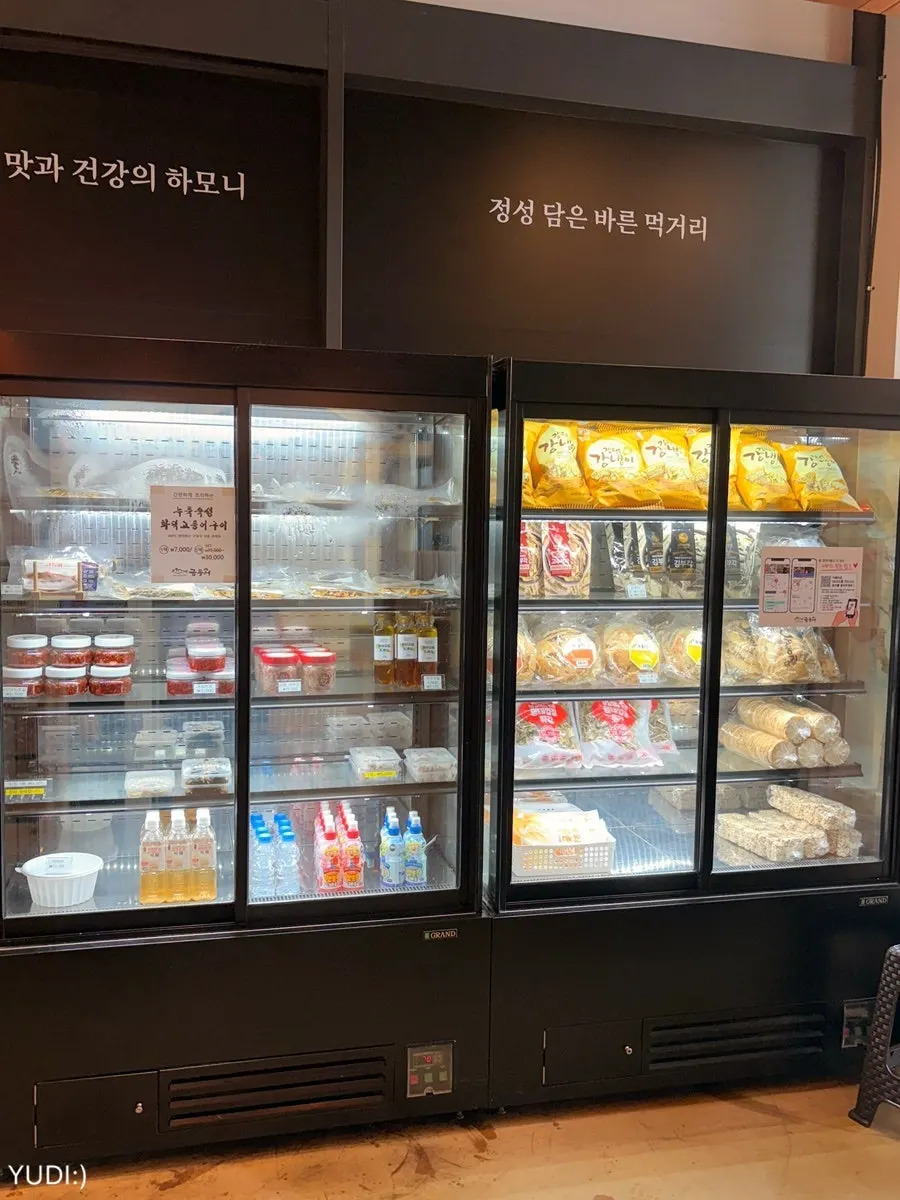 채소와 수제반찬이 놓인 셀프바