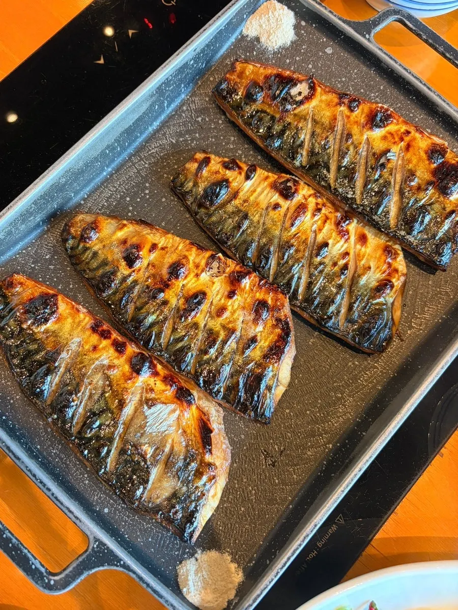 정갈하게 차려진 반찬 접시들