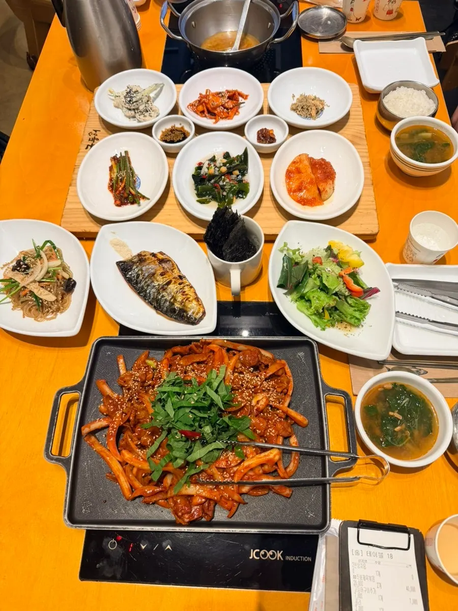 창으로 채광이 들어오는 매장 공간