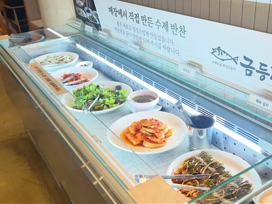 판매용 소스와 반찬 진열대