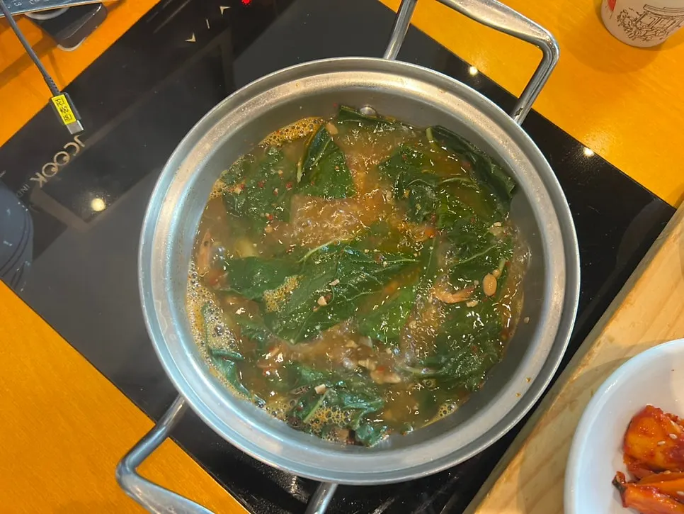 반찬이 가득 차려진 한상 차림