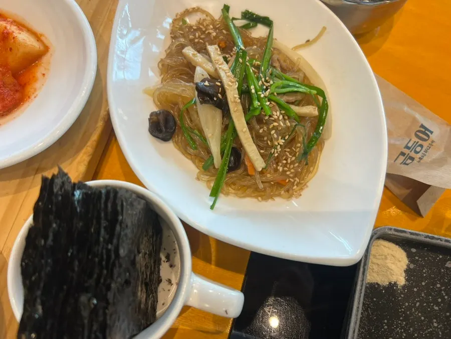 섞박지 미역무침 멸치조림 등 반찬 접시