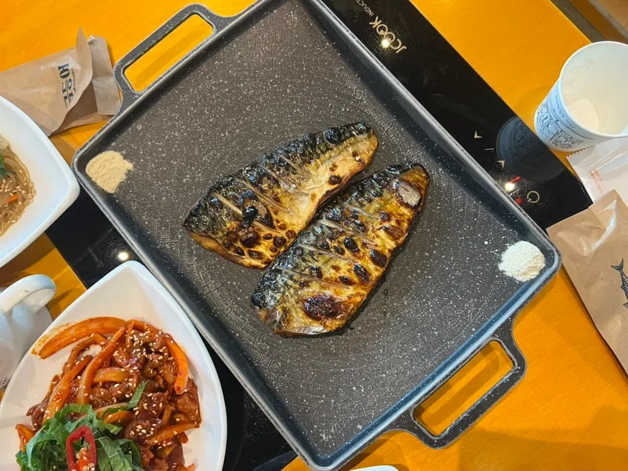 샐러드와 잡채, 곱창김 반찬