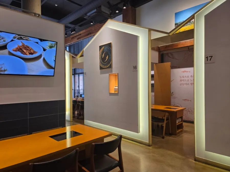 Private room-style group seating at Geumdeungeo Main Branch