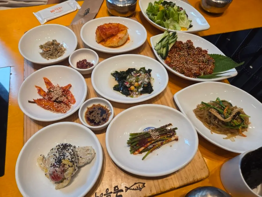 Hanjeongsik table set with japchae, green onion kimchi and other banchan