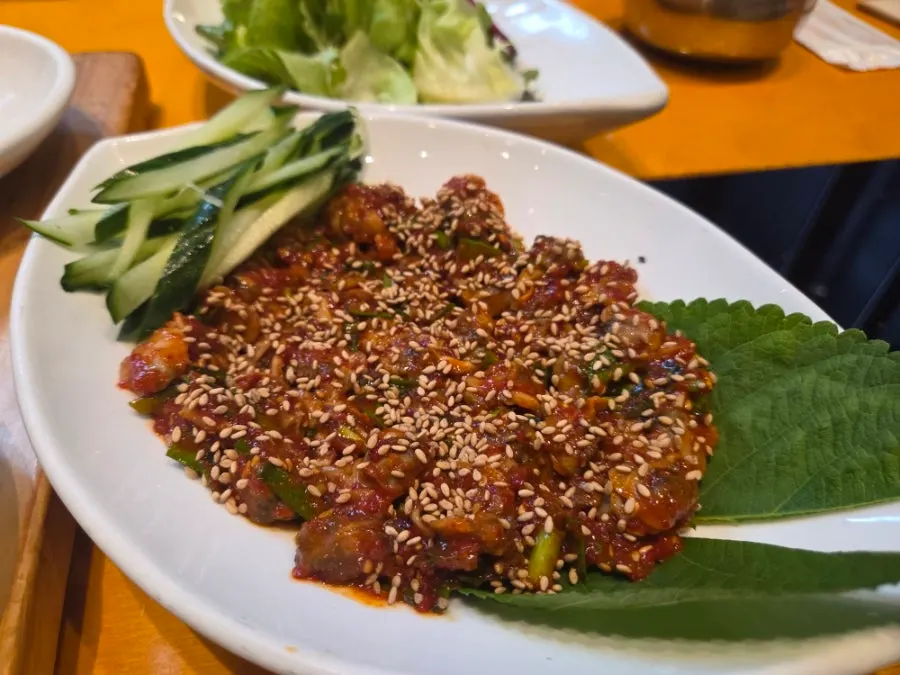 Spicy seasoned cockle salad