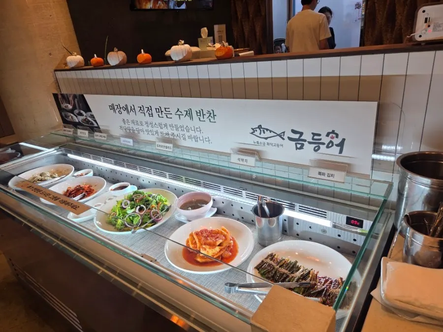 매장 중앙 수제 반찬 셀프바