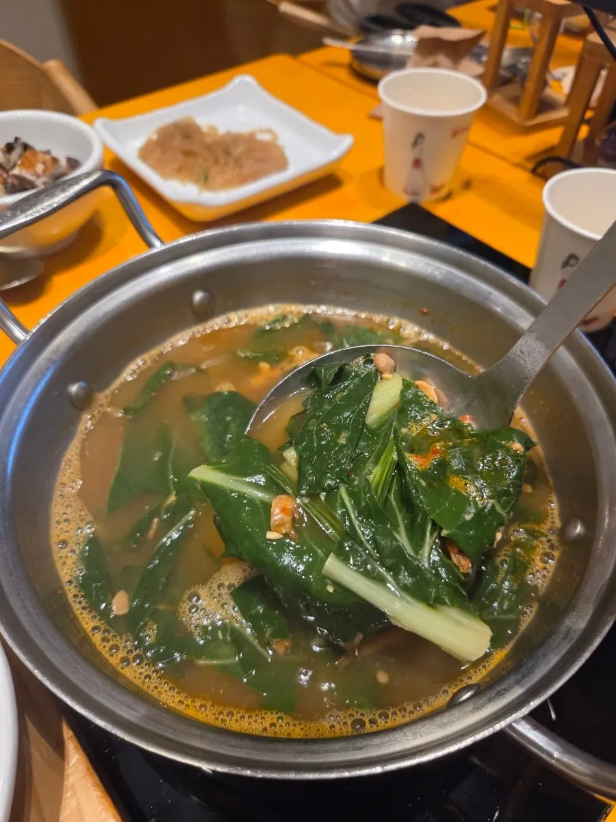 테이블에 세팅된 밥과 국