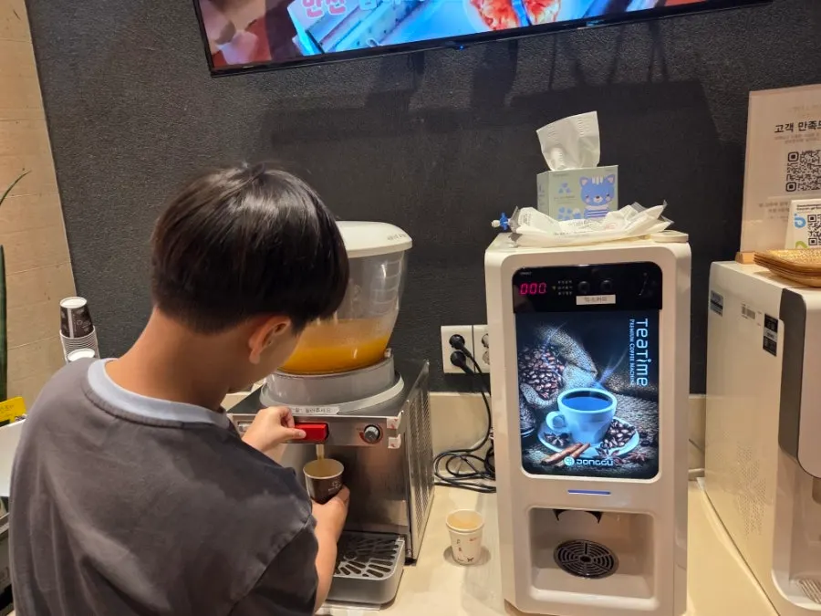 매장에서 판매하는 수제 반찬 진열