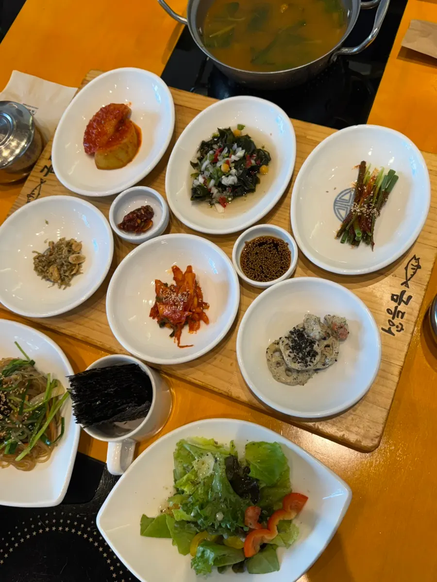 열 가지 반찬과 근대된장국 한상
