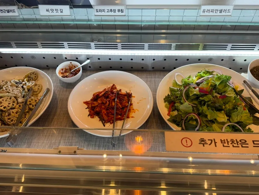 넓은 매장 좌석 전경