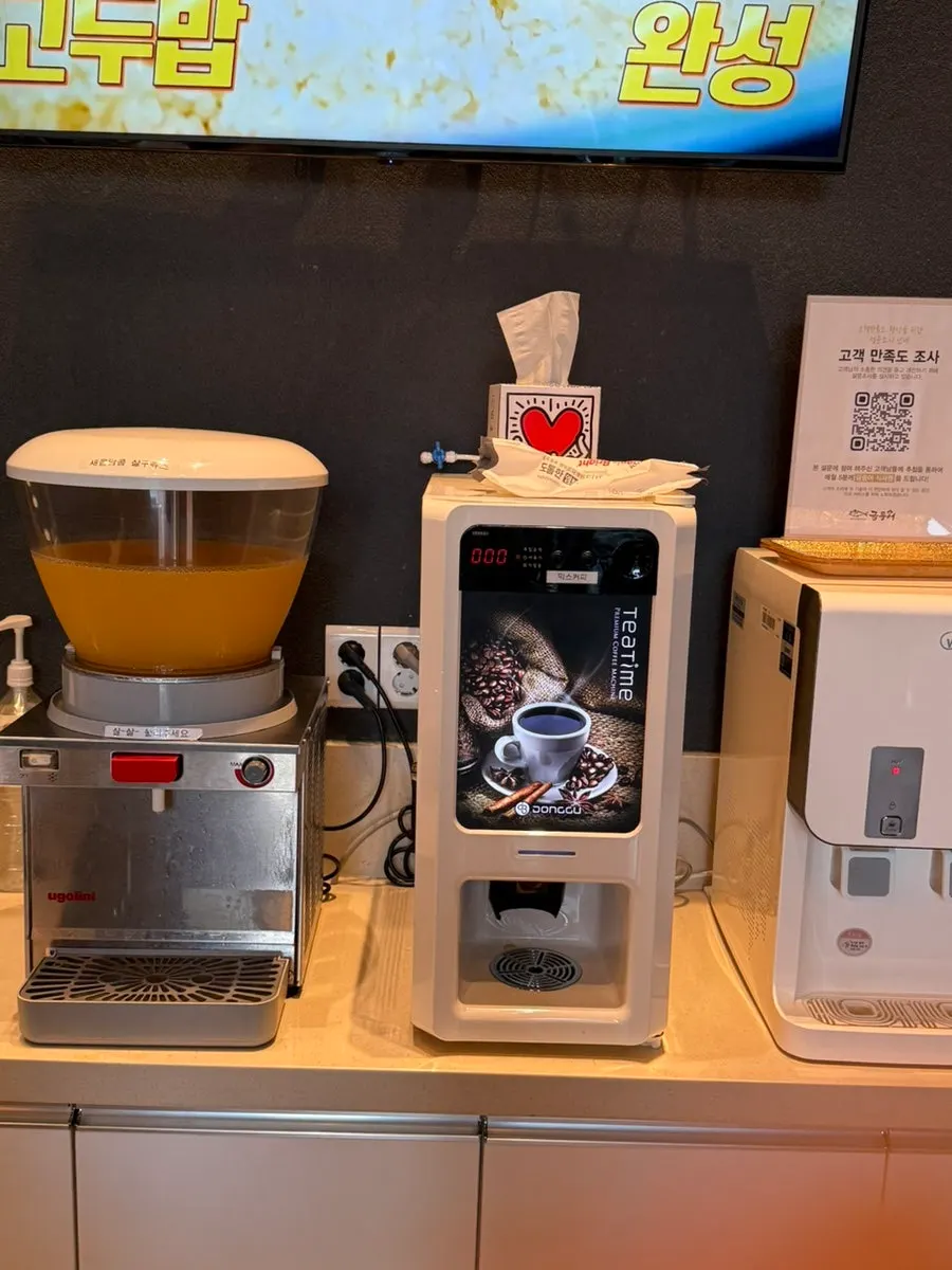 셀프바에 놓인 반찬 통