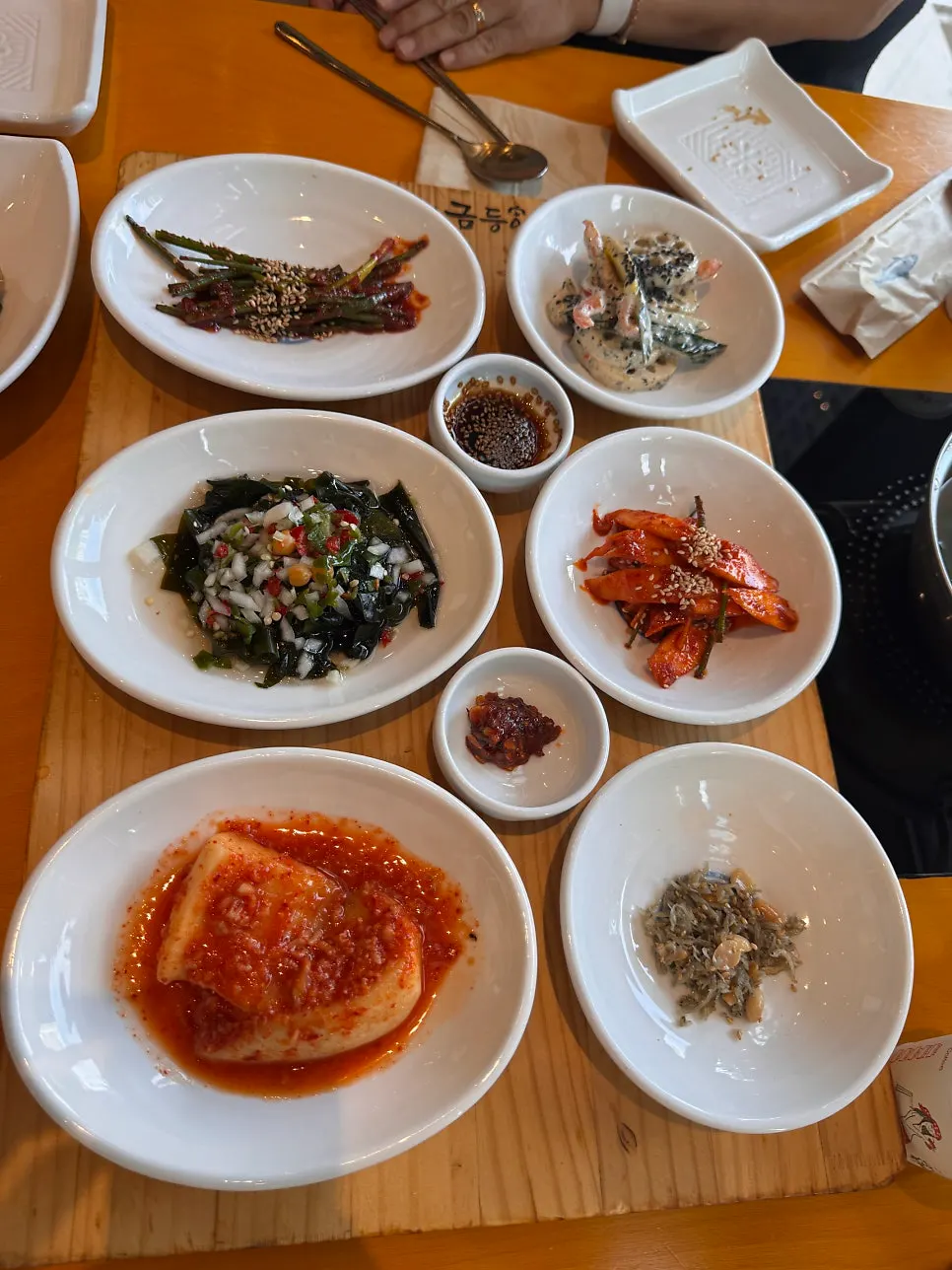금등어 기본 반찬 접시들