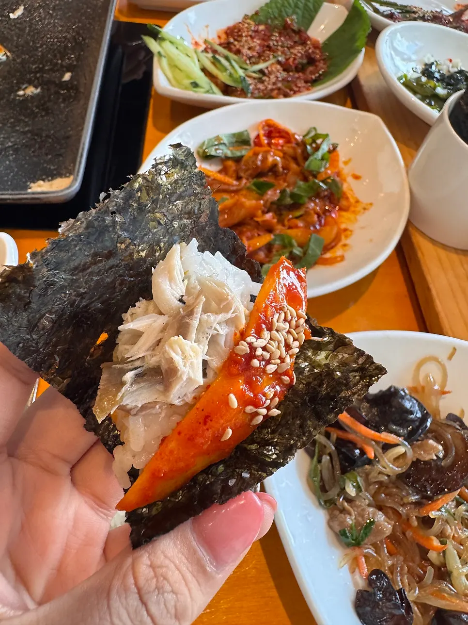 김에 밥과 고등어를 올린 김쌈