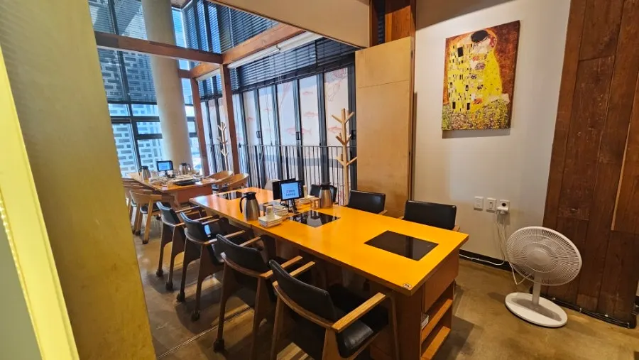 Spacious seating area at Geumdeungeo Deulanguil Main Branch