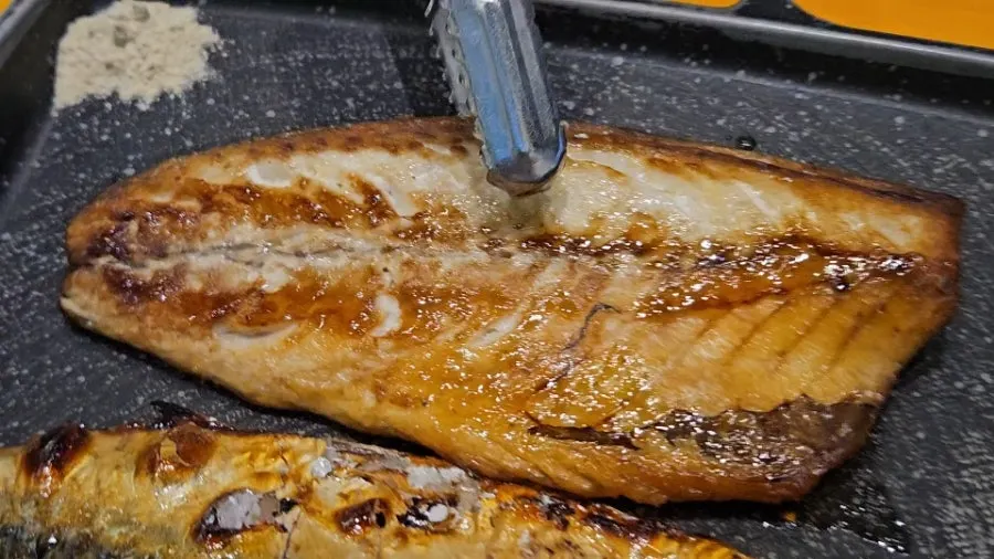 Golden-brown nuruk-salt wood-fired grilled mackerel