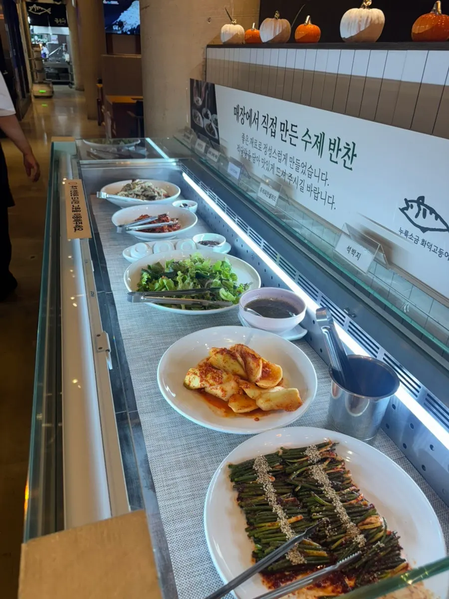 Neatly kept side dishes at the self-serve bar