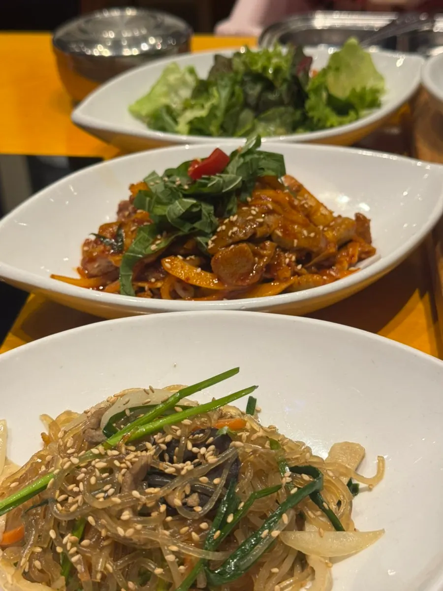 Grilled mackerel and jeyuk served together