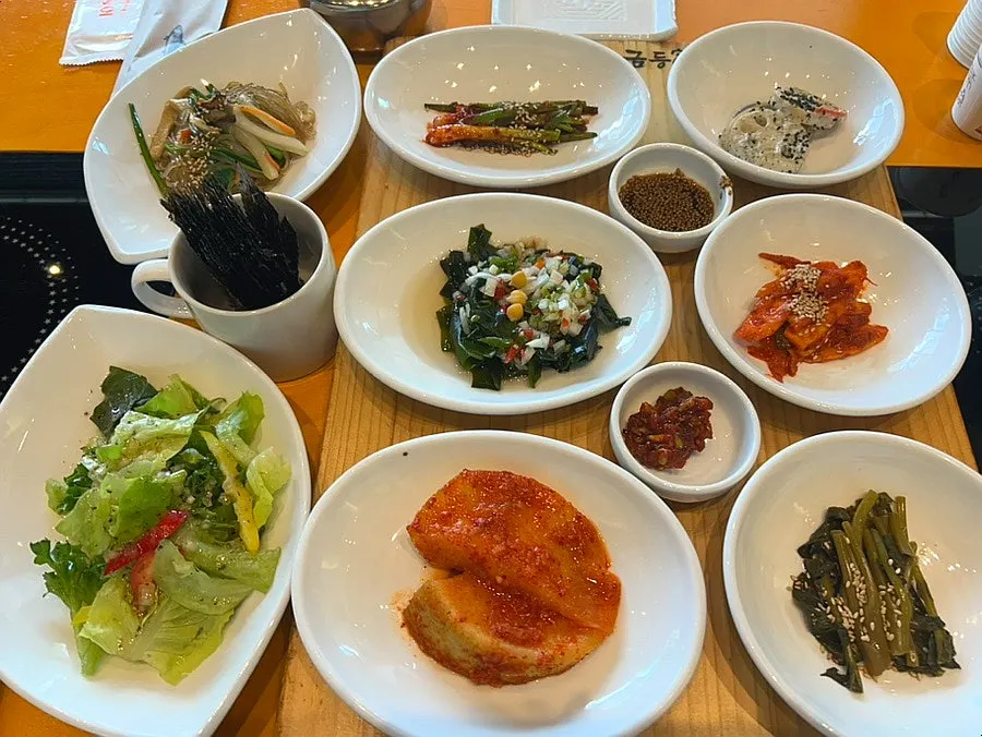 Geumdeungeo's hanjeongsik-style table setting