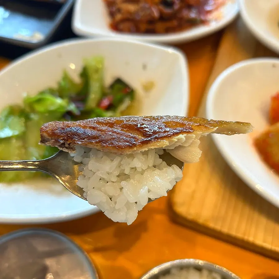 Mackerel and rice wrapped in gopchang-gim