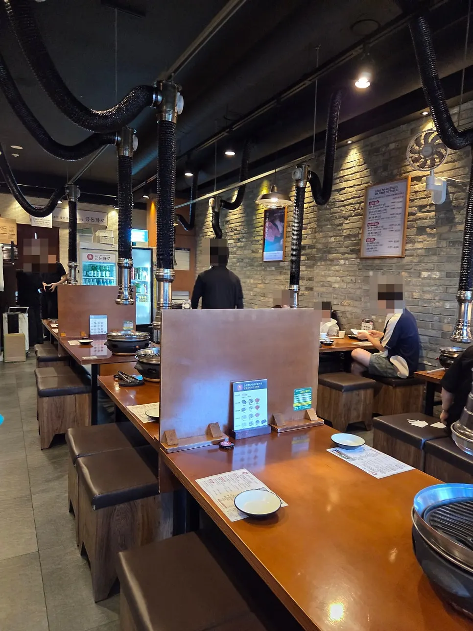 Dining hall lined with tables at Geumdon Hwaro Sangil-dong Station Branch