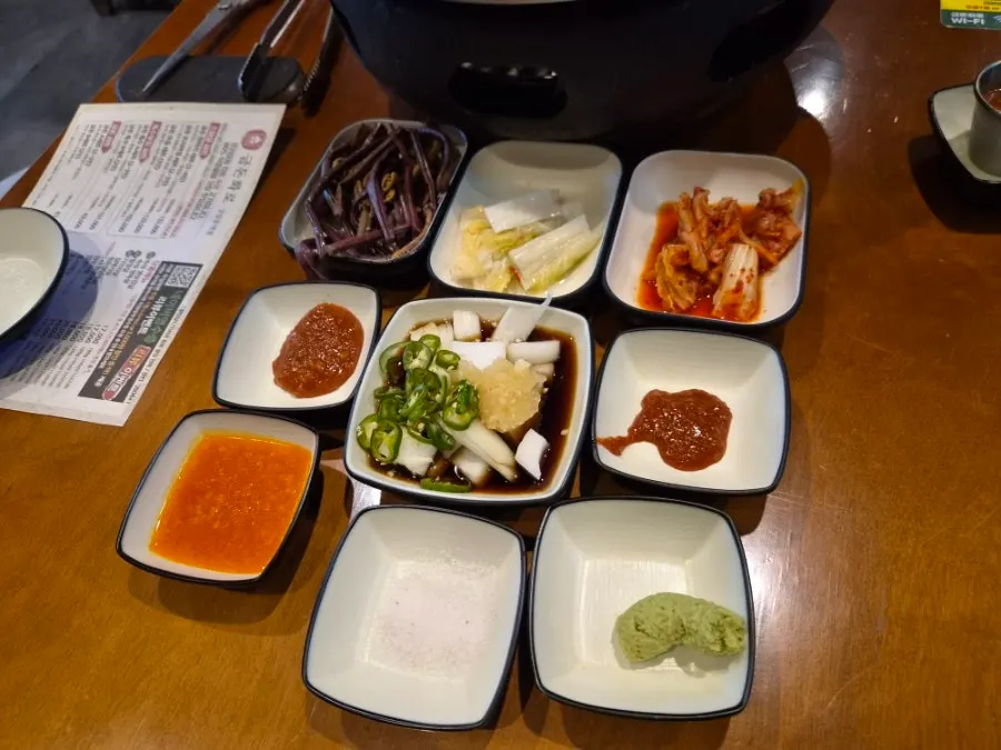 테이블에 깔린 반찬과 소스 구성