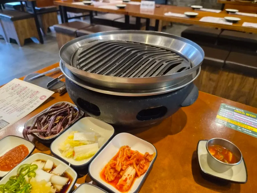 다양한 종류의 곁들임 반찬 접시