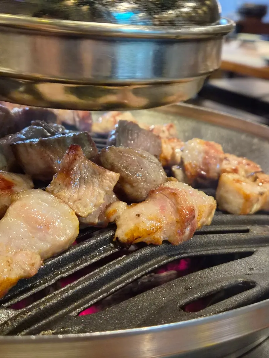 화로에 함께 구워지는 고사리 반찬