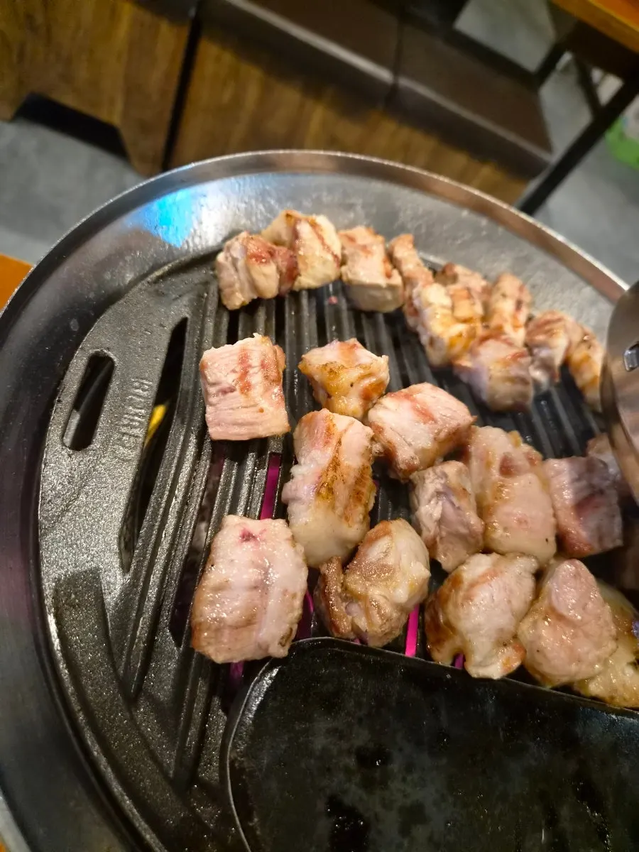 고기와 고사리가 같이 구워지는 화로