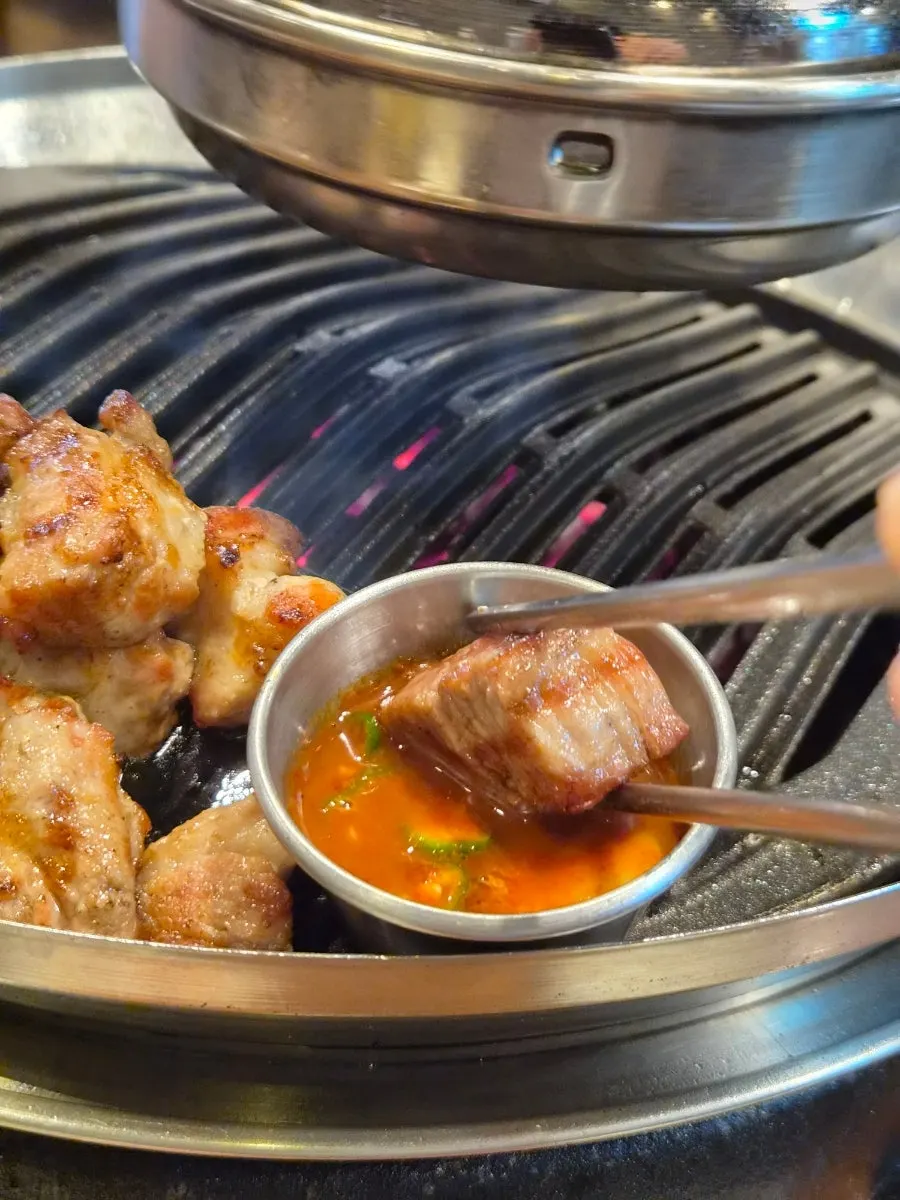 소스에 찍은 구운 고기