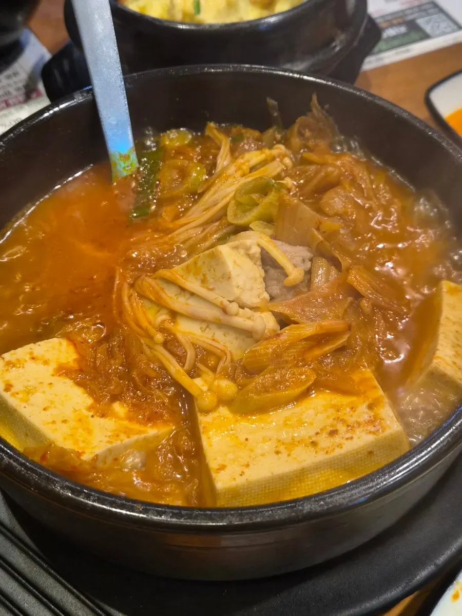 잘 구워진 두툼한 숙성 목살 단면