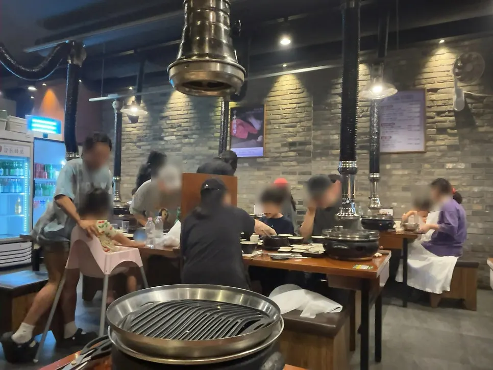 Interior and tables of Geumdon Hwaro Sangil-dong Station Branch