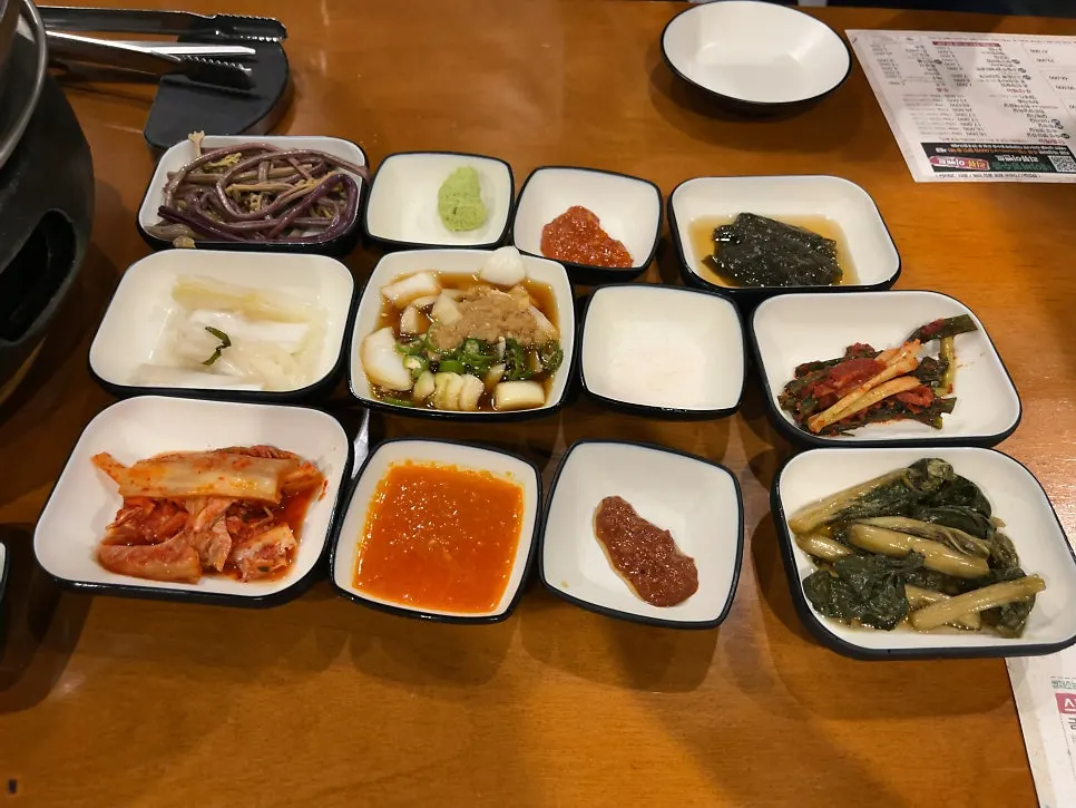 Basic side dish spread at Geumdon Hwaro