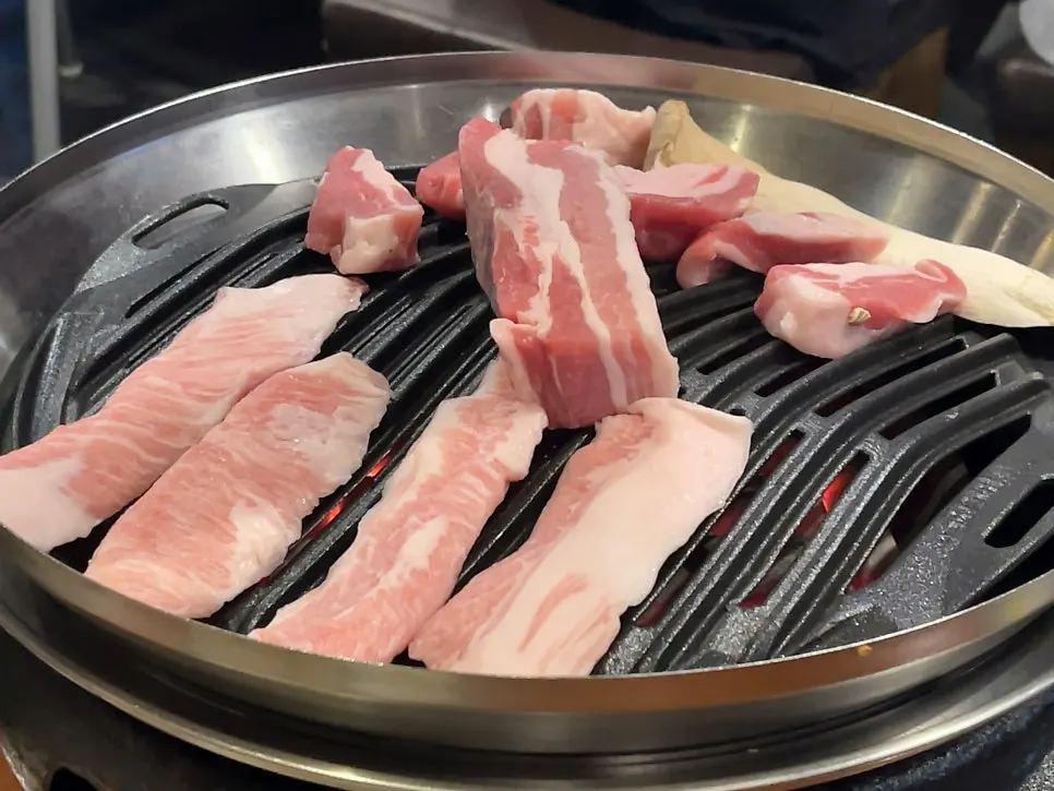 Plate of raw aged pork belly, hangjeongsal, and gabrisal
