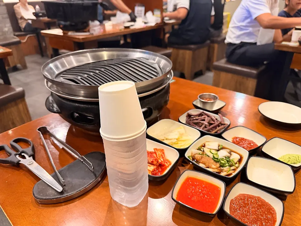금돈화로 반찬과 소스 구성