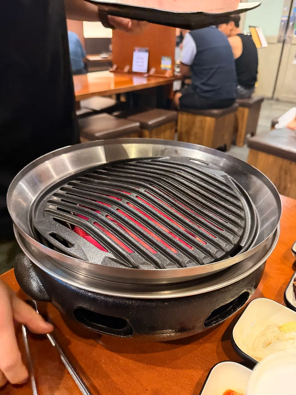 숯불 불판에 올라간 두툼한 삼겹살