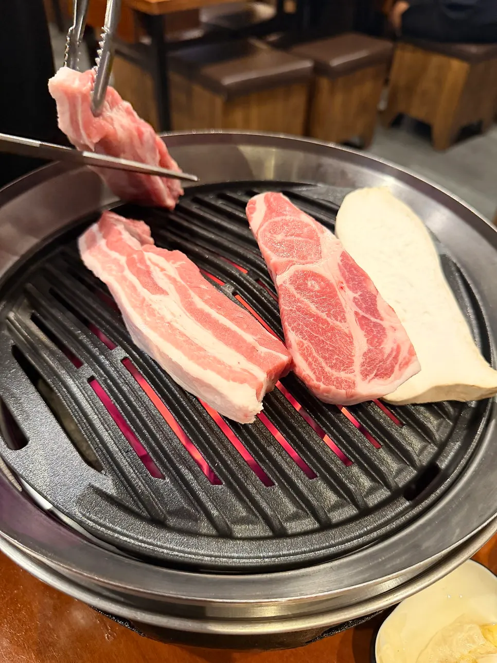 직원이 구워주는 삼겹살과 목살