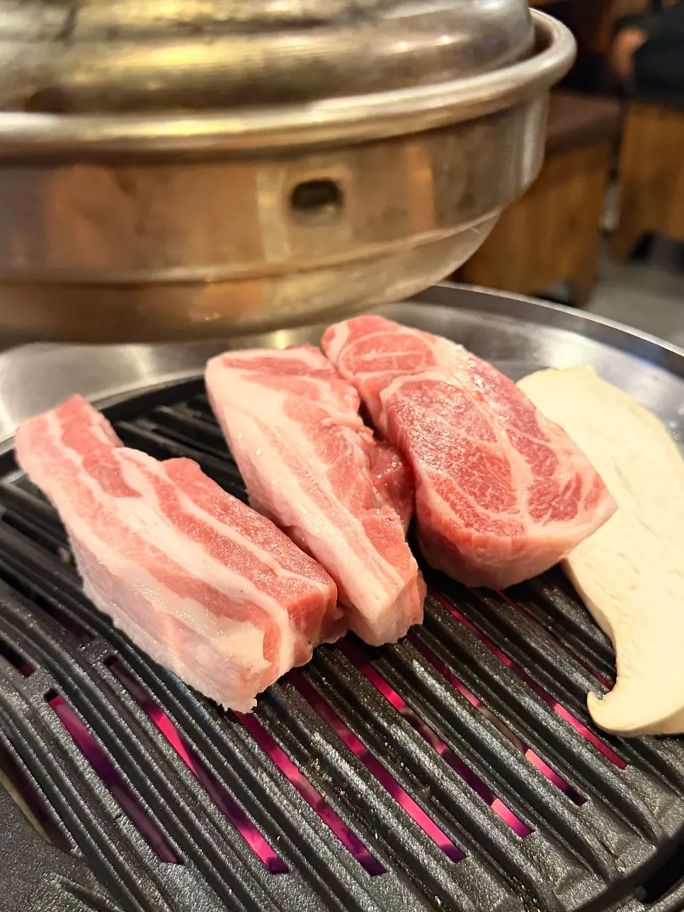 익어가는 숙성 생목살 불판 모습