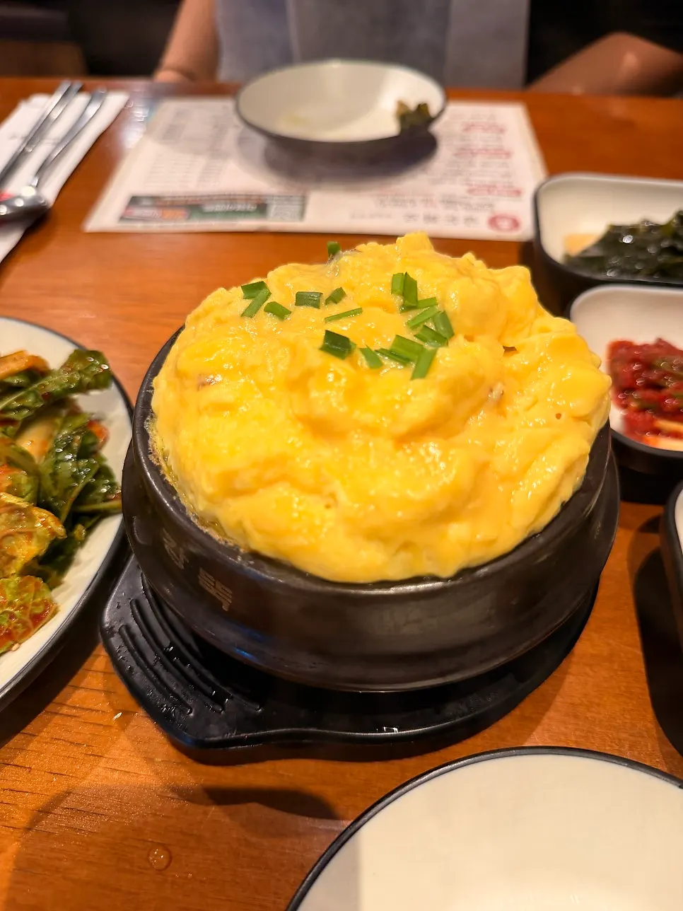 봉긋하게 올라온 서비스 뚝배기 계란찜